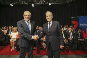 莫里森（左）和肖頓（右）握手。（圖源：AFP）