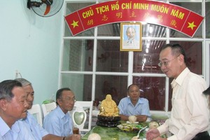 本報編委兼編輯部主任范興（站立者）與慶和省芽莊市各華人會館代表交流。