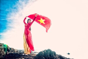 國旗在萬里晴天中飄揚。（圖源：國南）