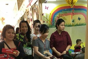 應氏蓮和商販們將餅乾發給孤兒。