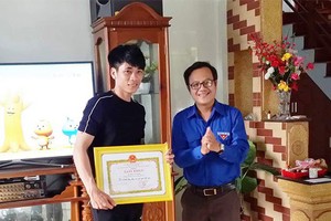 共青團廣澤縣縣委陳宇峰（右）向見義勇為的范世強頒發獎狀。（圖源：黃福）