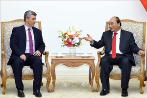 政府總理阮春福(右)接見古巴通訊部長路易斯‧佩爾多莫。（圖源：越通社）