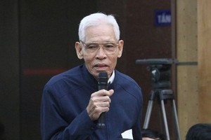 河內市巴亭郡選民陳曰環在接觸會議上表示，希望總書記、國家主席阮富仲早日康復。（圖源：黃丹）