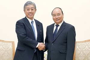 政府總理阮春福(右)接見日本防衛大臣岩屋毅。（圖源：VGP）