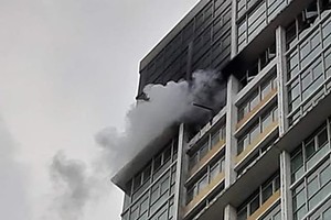 安富 The Vista公寓發生火警，從第18層的某住房冒出濃煙。（圖源：HT）