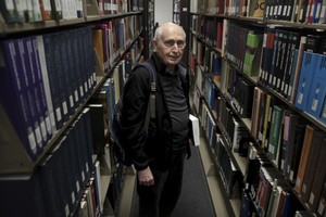 現年90歲，已當了曾祖父的杜懷爾即將在5日寫下歷史，成為東北伊利諾大學最年長的大學部畢業生。圖為他在學校圖書館。（圖源：AP）