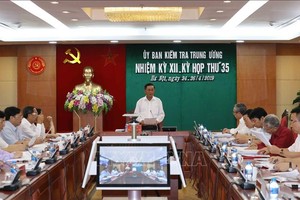 黨中央書記、中央檢委會主任陳錦秀(中)主持會議。（圖源：越通社）