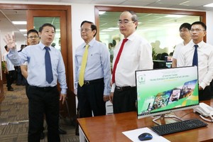 市委書記阮善仁參觀市新聞中心。（圖源：H.V）