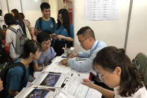 中文系大學生參加招聘活動。