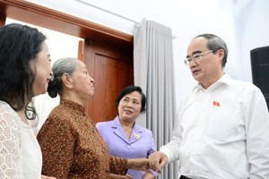 市委書記阮善仁與選民接觸。（圖源：自忠）