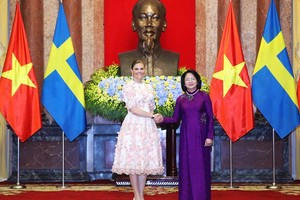 國家副主席鄧氏玉盛（右）與瑞典女王儲維多利亞‧英格麗‧愛麗絲‧黛茜蕾舉行會談。（圖源：Zing）