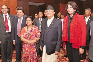 尼泊爾聯邦民主共和國總理卡德加‧普拉薩德‧夏爾馬‧奧利偕夫人（中）將於本月9至13日對越南進行正式訪問並出席聯合國衛塞節(Vesak)大典。（圖源：PTI）