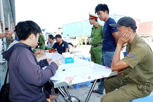 在第二郡桔萊港對司機做毒品檢查。