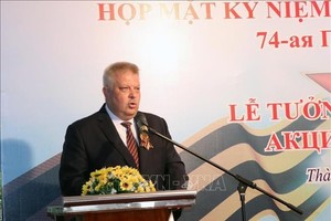 俄羅斯駐本市總領事Aleksei Vladimirovich Popov在紀念會上致詞。（圖源：越通社）