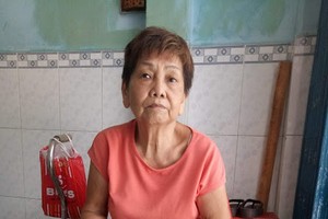 鄧三妹要靠拐杖方能慢慢行動。