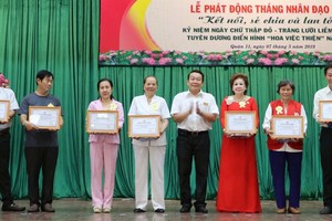 茶山慶雲南院住持周華邦(右)熱衷於各項人道活動，每 年關照高齡者、窮人、清貧學生等的總經費高達 20 億元。