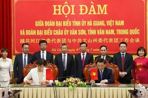 河江省省委書記趙才榮與中國雲南省文山州州委書記童志雲見證雙方地方領導簽署合作備忘錄。（圖源：維俊）