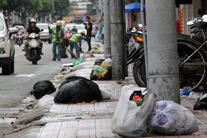市民將垃圾堆放在門前及街道的習慣仍十分普遍。（圖源：光凱）
