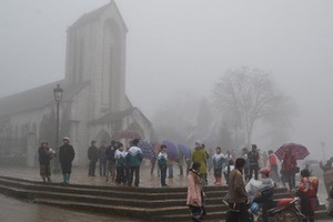 由於冷空氣的影響，在老街省沙巴鎮昨(10)日的氣溫已降至14.6攝氏度嚴寒。（圖源：丁紅）