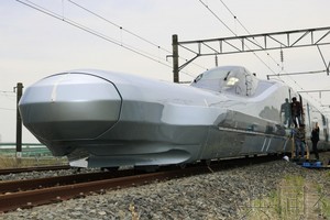 東日本鐵路公司(JR東日本)在宮城縣利府町的新幹線綜合車輛中心向媒體展示了本月完成的面向新一代新幹線開發的新型試驗車輛“ALFA-X”。（圖源：共同社）