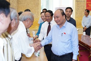 政府總理阮春福與選民接觸。（圖源：Chinhphu.vn）