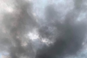 從遠處也能看到數十米高煙柱的火警。（圖源：州鄭）