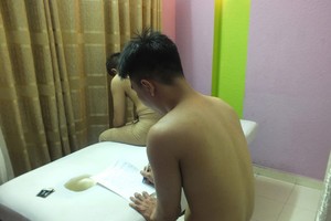 檢查團當場抓獲涉嫌從事同性變相賣淫違法活動的一對年輕男子。（圖源：維康）