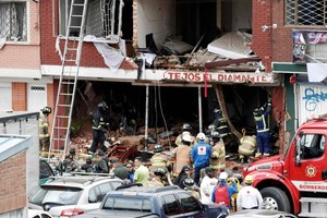 救援隊在廢墟上搜尋生還者。（圖源：互聯網）