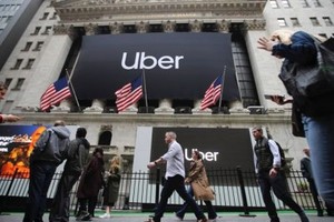 這是5月10日在美國紐約證券交易所外拍攝的優步公司大幅海報。當日，美國網約車平台優步公司在紐約證券交易所掛牌上市。（圖源：互聯網）