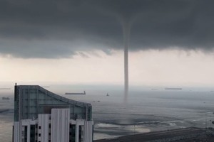 從網上影片可見，當地天空烏雲密佈、高聳入雲的圓形氣柱延伸到水面。（圖源：視頻截圖）