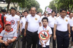 張和平副總理(中)參加遊行支持“喝酒不開車”運動。（圖源：越通社）