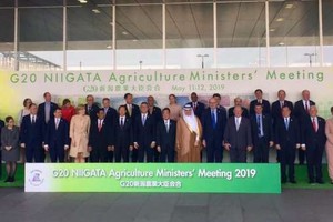 二十國集團（G20）農業部長會議在日本新舄召開。圖為各國代表在會議前一同合影。