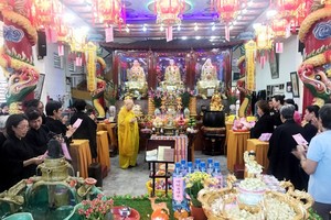 善信參加慶賀佛誕法會。