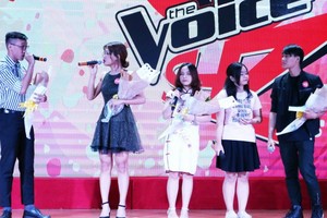 去年比賽各得獎者一起合唱。