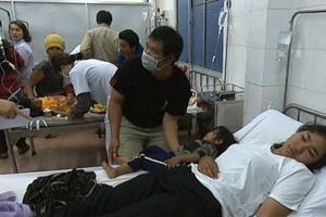 獲送夷靈縣醫療中心救治的疑食物中毒患者。（圖源：克瀝）