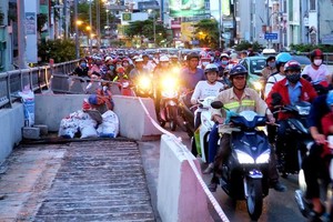 壘渠橋的圍蔽導致車輛往來遇上困難。