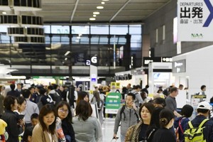 日本黃金周10天連假期間，成田機場出入境人次均突破6萬，創下1978年以來的單日最高紀錄。 （圖源：共同社）