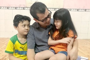 阮明政與其收養的孩子們。