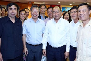 政府總理阮春福與各科學家交流。（圖源：越通社）