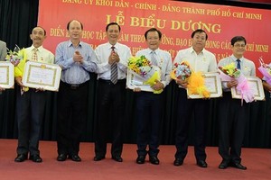 本報主編阮玉英(右一)領取 30 年黨齡紀念章。（圖源：秋紅）