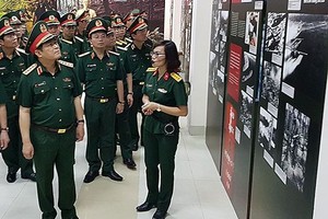 國防部長吳春歷大將（前左）探訪胡志明小道博物館。（圖源：人民電子報）