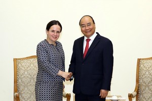 政府總理阮春福(右)接見羅馬尼亞外交部長、國務卿莫妮卡‧格奧爾基策。（圖源：越通社）