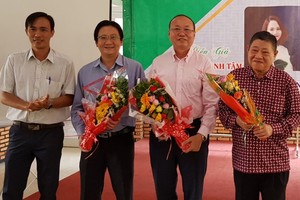 第十一郡企業協會代表向本月份成立的會員單位贈送鮮花祝賀。