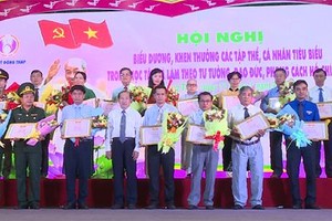 同塔省委昨(17)日舉行向2019年在學習和傚法胡志明的思想、道德、作風中的傑出集體和個人進行表彰、獎勵儀式。（圖源：同塔電視台）