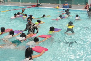 小學生練習游泳。（圖源：互聯網）