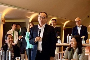 本市高級代表團在抵達荷蘭阿姆斯特丹後立即按計劃展開工作。（圖源：德元）