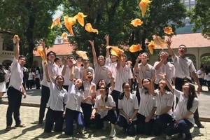 越華畢業生拍照留念。