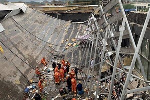 消防指戰員在事故現場實施救援。（圖源：互聯網）