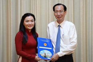 新任市旅遊廳副廳長武氏玉翠（左）從市人委會常務副主席黎清廉手中接過人事委任《決定》。（圖源：自忠）