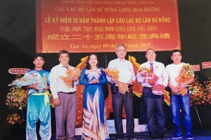 隆安省文體與旅遊廳副廳長阮氏水向隆華堂龍獅俱樂部頒贈獎狀以作鼓勵。